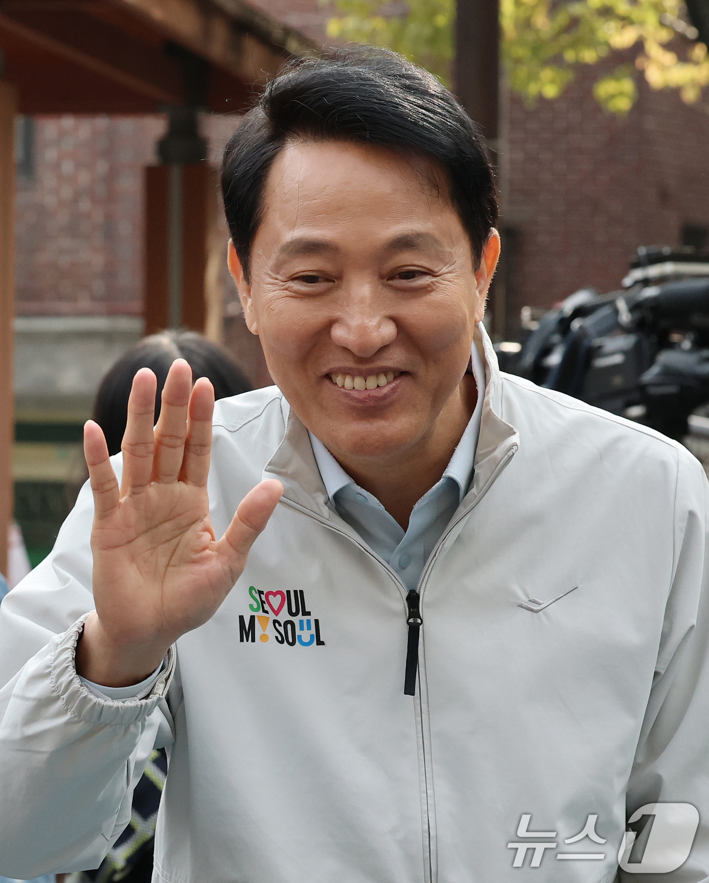 (서울=뉴스1) 오대일 기자 = 오세훈 서울시장이 6일 오전 서울 성북구 장위 13 재정비촉진구역 현장에서 열린 주민 간담회에서 참석자들과 인사를 나누고 있다.서울시는 10년 만에 …