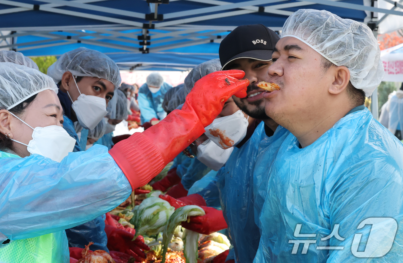 (대전=뉴스1) 김기태 기자 = 6일 대전 서구 둔산동 샘머리공원에서 열린 서구 자원봉사센터 주최‘함께하는 기쁨, 사랑가득 김장나눔’ 행사에서 배재대 한국어학당 유학생들이 김장을 …