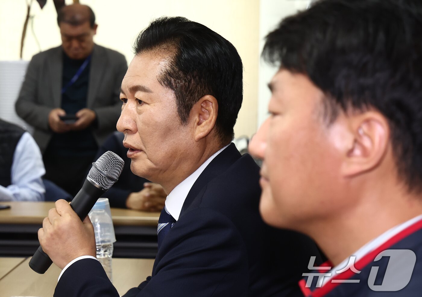 본문 이미지 - 정청래 더불어민주당 대표가 6일 서울 중구 전국민주노동조합총연맹&#40;민주노총&#41;에서 열린 정년 65세 연장 문제 등과 관련한 간담회에서 모두 발언을 하고 있다. 오른쪽은 양경수 위원장. 2025.11.6/뉴스1 ⓒ News1 김민지 기자