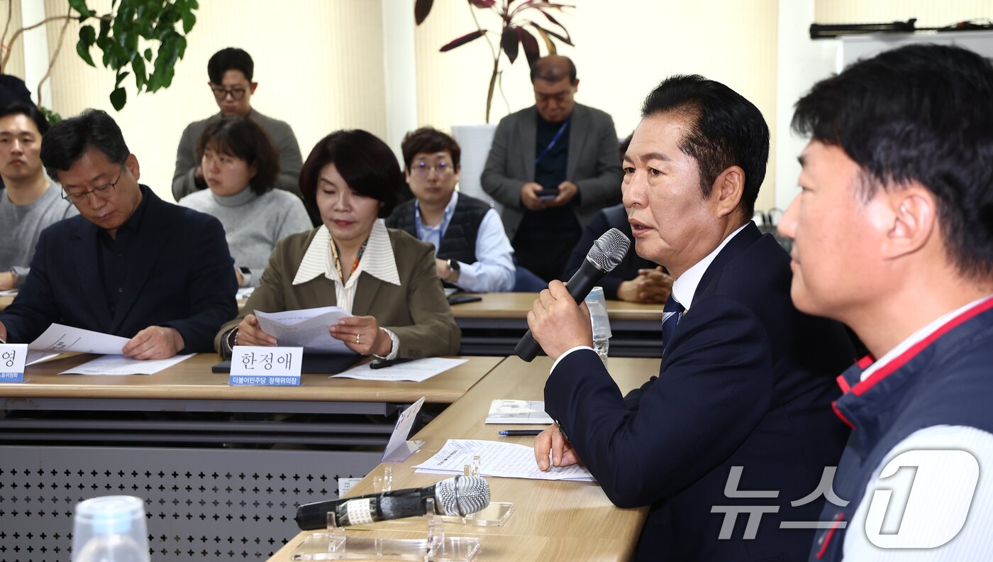 본문 이미지 - 정청래 더불어민주당 대표가 6일 서울 중구 전국민주노동조합총연맹&#40;민주노총&#41;에서 열린 정년 65세 연장 문제 등과 관련한 간담회에서 모두 발언을 하고 있다. 2025.11.6/뉴스1 ⓒ News1 김민지 기자