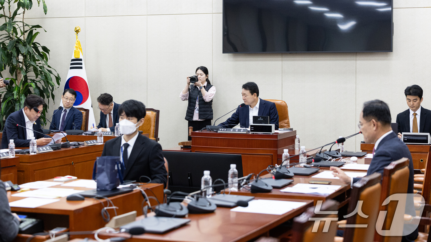 (서울=뉴스1) 이승배 기자 = 6일 서울 여의도 국회에서 열린 제429회국회(정기회) 국방위원회 제1차 군복지개선소위원회에서 성일종 위원장이 의사봉을 두드리고 있다. 2025.1 …