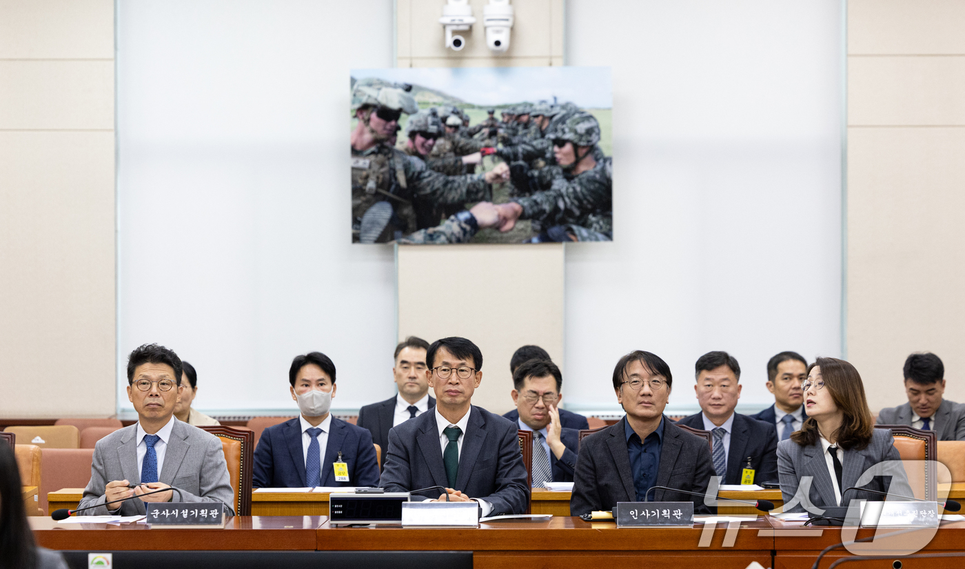 (서울=뉴스1) 이승배 기자 = 천승현 군사시설기획관(왼쪽부터), 김성준 인사복지실장, 이인구 인사기획관, 유균혜 군인권개선추진단장이 6일 서울 여의도 국회에서 열린 제429회국회 …