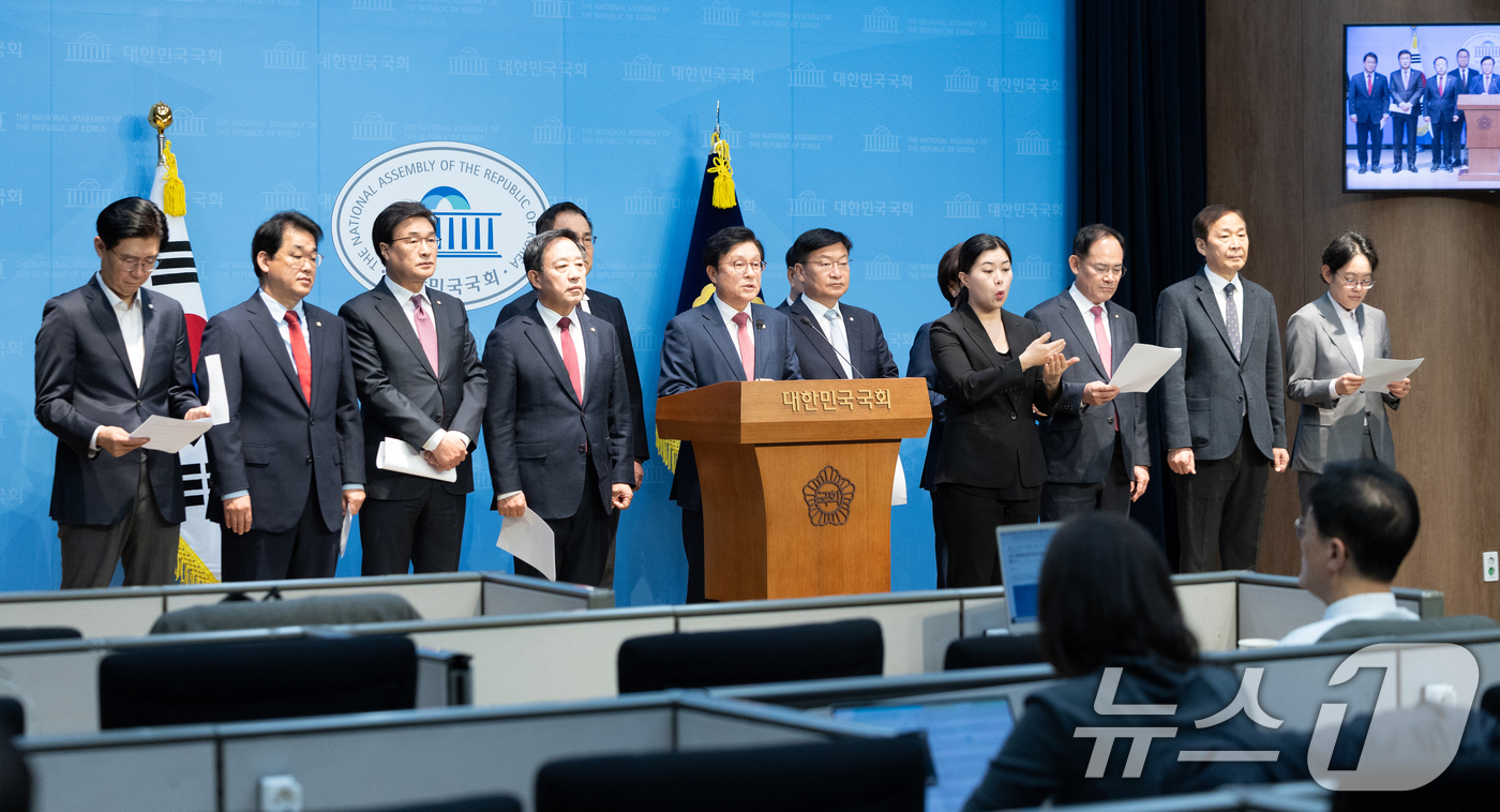 (서울=뉴스1) 이승배 기자 = 국민의힘 예산결산특별위원들이 6일 서울 여의도 국회 소통관에서 내년도 예산안 관련 기자회견을 하고 있다. 2025.11.6/뉴스1