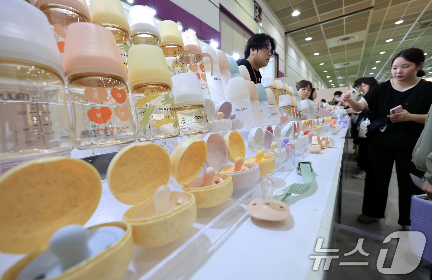 (서울=뉴스1) 이호윤 기자 = 6일 서울 강남구 코엑스에서 열린 '코베 베이비페어'를 찾은 관람객들이 육아용품을 살펴보고 있다. 오는 9일까지 4일간 코엑스 A홀에서 개최되는 이 …