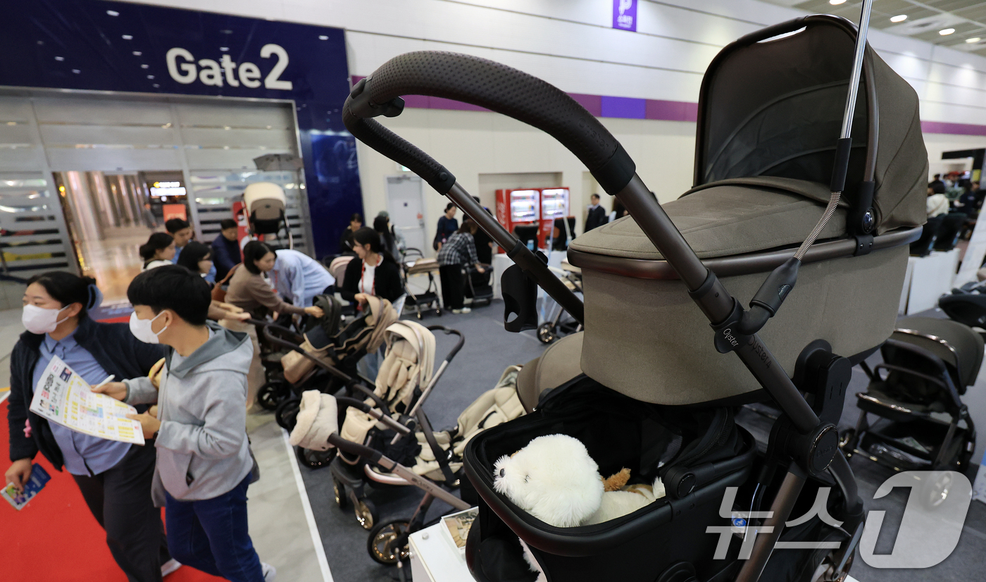 (서울=뉴스1) 이호윤 기자 = 6일 서울 강남구 코엑스에서 열린 '코베 베이비페어'를 찾은 관람객들이 유모차를 살펴보고 있다. 오는 9일까지 4일간 코엑스 A홀에서 개최되는 이번 …