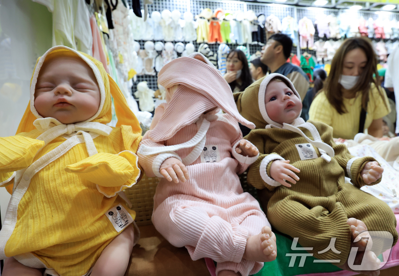 (서울=뉴스1) 이호윤 기자 = 6일 서울 강남구 코엑스에서 열린 '코베 베이비페어'를 찾은 관람객들이 신생아 의류를 살펴보고 있다. 오는 9일까지 4일간 코엑스 A홀에서 개최되는 …
