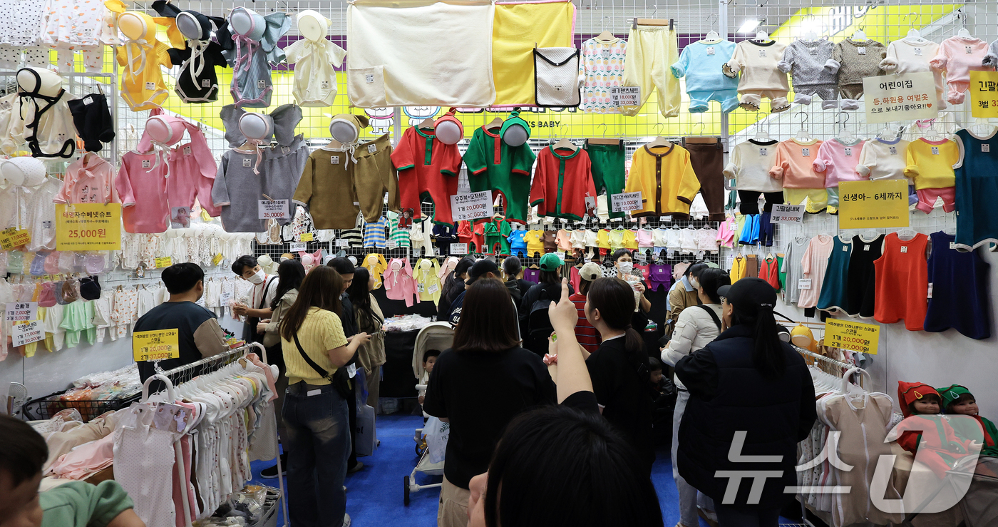 (서울=뉴스1) 이호윤 기자 = 6일 서울 강남구 코엑스에서 열린 '코베 베이비페어'를 찾은 관람객들이 신생아 의류를 살펴보고 있다. 오는 9일까지 4일간 코엑스 A홀에서 개최되는 …