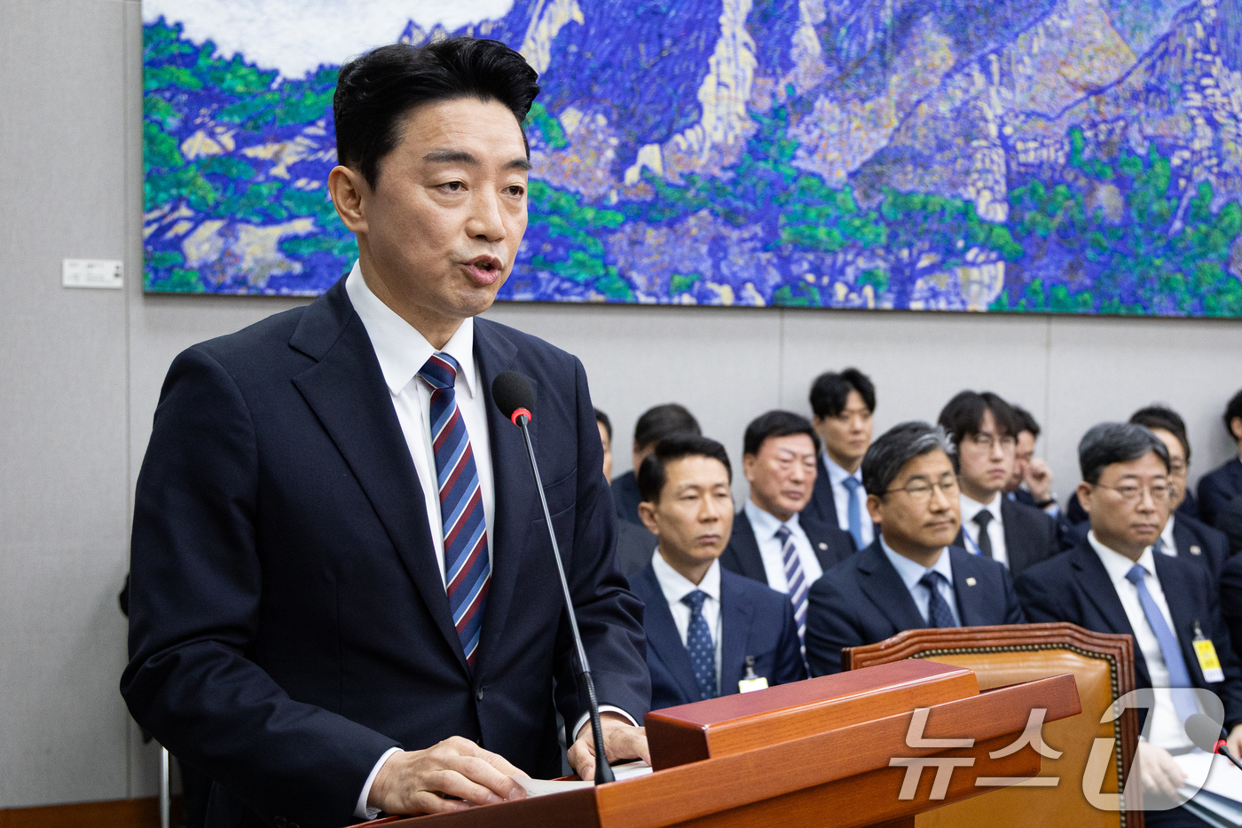 (서울=뉴스1) 유승관 기자 = 강훈식 대통령비서실장이 6일 서울 여의도 국회에서 열린 국회운영위원회의 대통령비서실 등에 대한 국정감사에서 인사말 및 업무보고를 하고 있다. 202 …