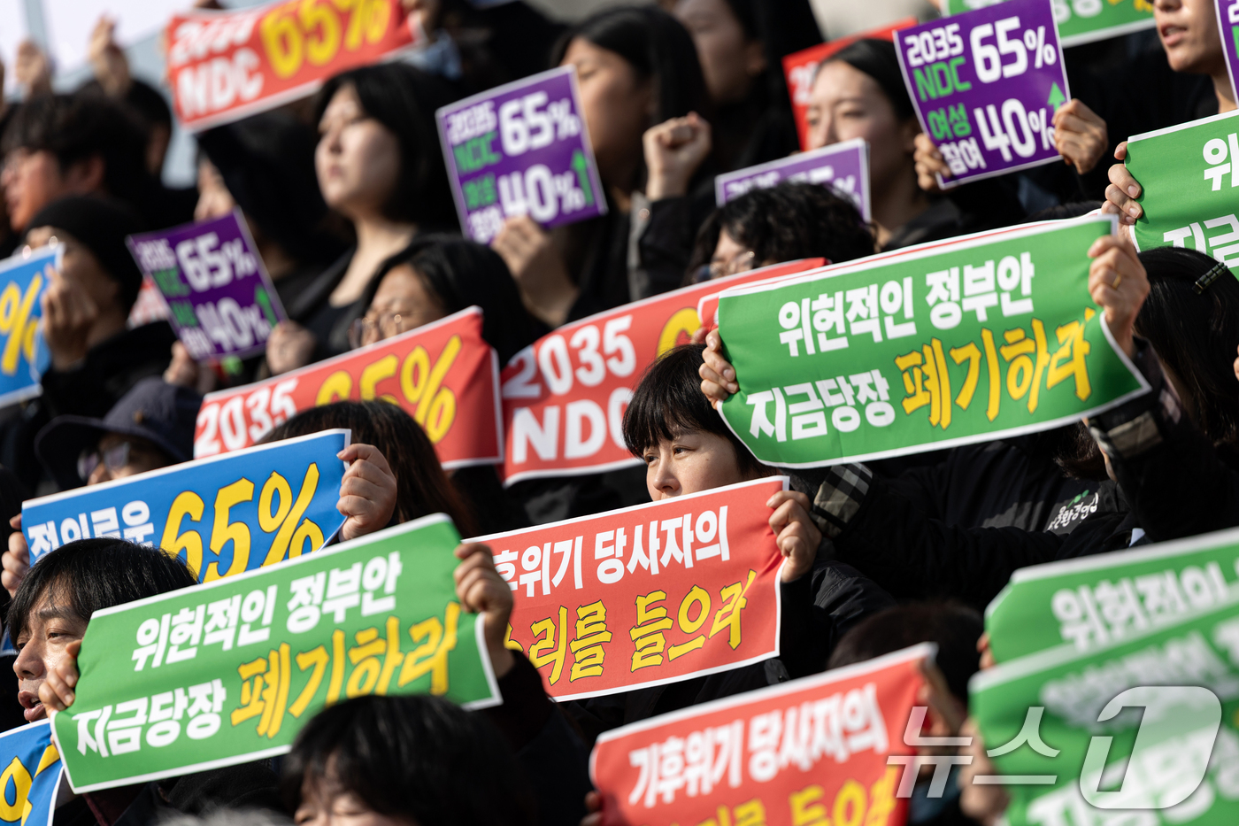 (서울=뉴스1) 이승배 기자 = 6일 서울 여의도 국회 본청 계단에서 열린 2035 온실가스 감축 목표 65%를 위한 시민집중행동 기자회견에서 참가자들이 온실가스 감축률 최소 65 …