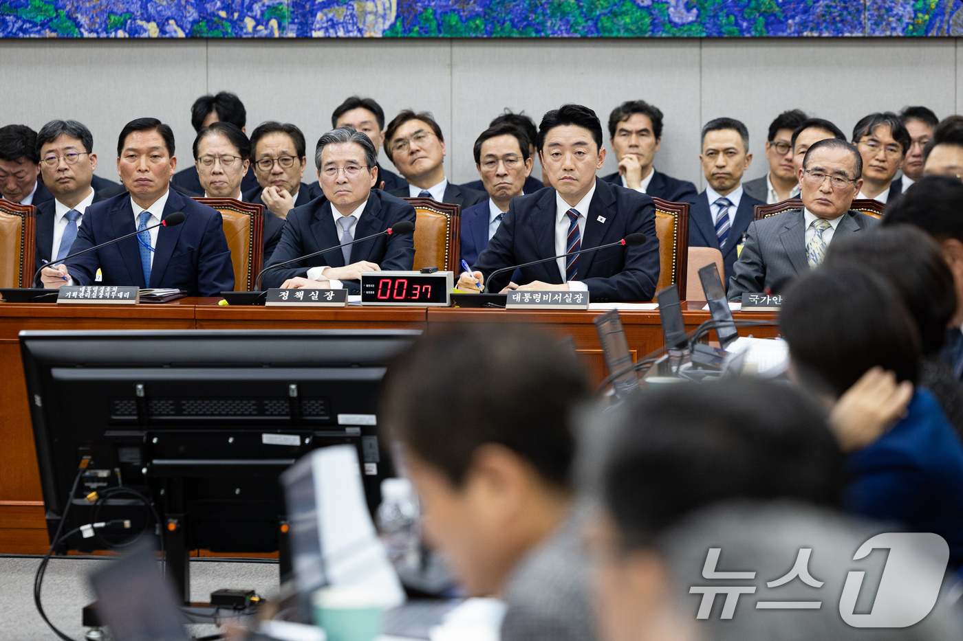 (서울=뉴스1) 유승관 기자 = 강훈식 대통령비서실장을 비롯한 대통령실 관계자들이 6일 서울 여의도 국회에서 열린 국회운영위원회의 대통령비서실 등에 대한 국정감사에서 여야 의원들의 …