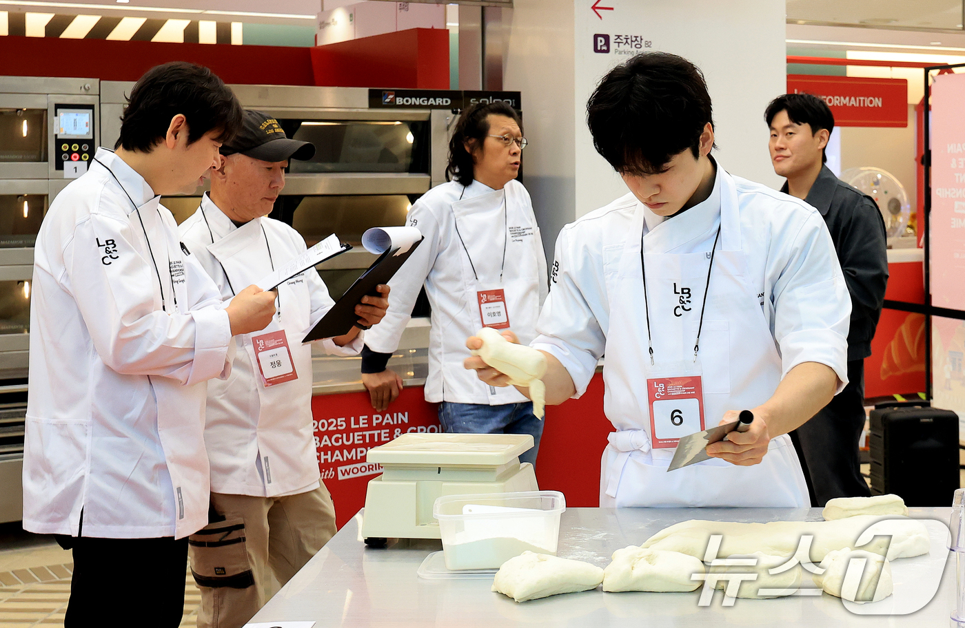 (서울=뉴스1) 이호윤 기자 = 6일 서울 강남구 코엑스에서 우리밀 뺑드미 대회 '르빵(Le Pain) 챔피언십'에 참가한 참가지가 반죽을 빚고 있다. 기존 대회에는 바게트·크루아 …