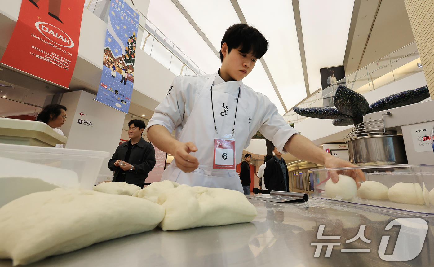 (서울=뉴스1) 이호윤 기자 = 6일 서울 강남구 코엑스에서 우리밀 뺑드미 대회 '르빵(Le Pain) 챔피언십'에 참가한 참가지가 반죽을 빚고 있다. 기존 대회에는 바게트·크루아 …