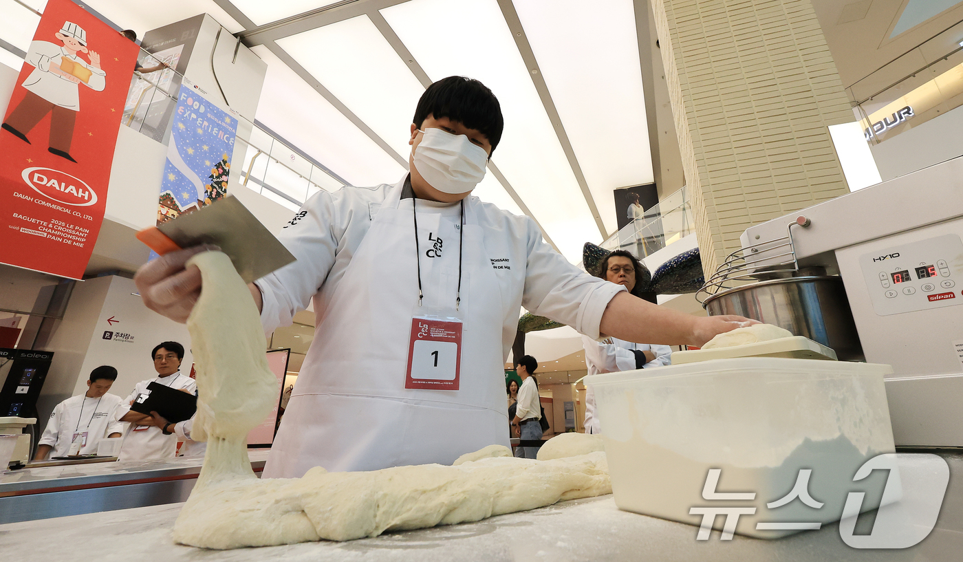 (서울=뉴스1) 이호윤 기자 = 6일 서울 강남구 코엑스에서 우리밀 뺑드미 대회 '르빵(Le Pain) 챔피언십'에 참가한 참가지가 반죽을 빚고 있다. 기존 대회에는 바게트·크루아 …