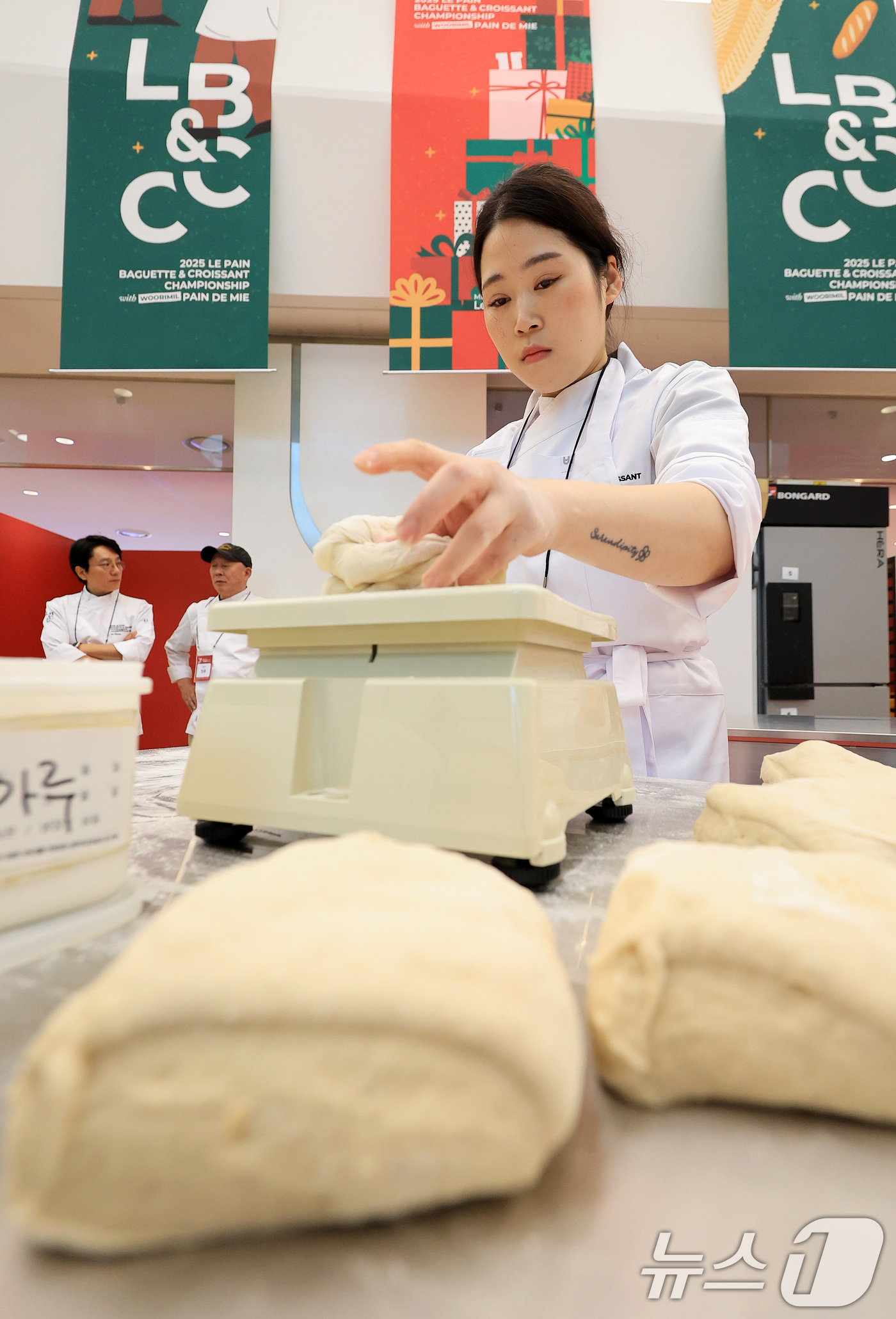 (서울=뉴스1) 이호윤 기자 = 6일 서울 강남구 코엑스에서 우리밀 뺑드미 대회 '르빵(Le Pain) 챔피언십'에 참가한 참가지가 반죽을 나누고 있다. 기존 대회에는 바게트·크루 …