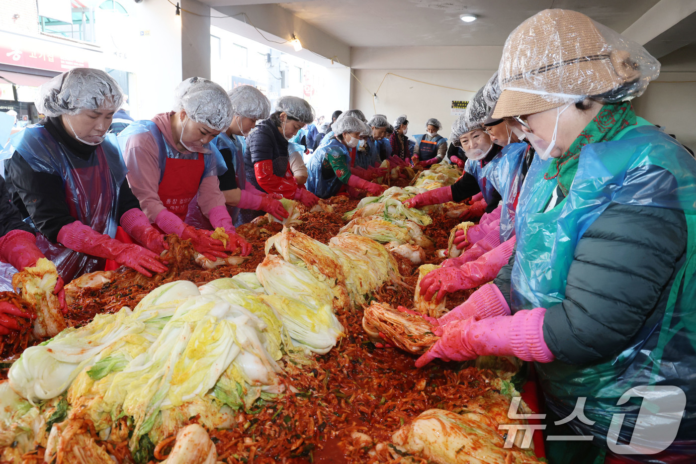 (서울=뉴스1) 이광호 기자 = 6일 오전 서울 송파구 마천2동주민센터에서 열린 '사랑의 김장 나누기' 행사에서 마천2동 한마음체험농장 운영위원회와 직능단체연합회 회원들이 김치를 …