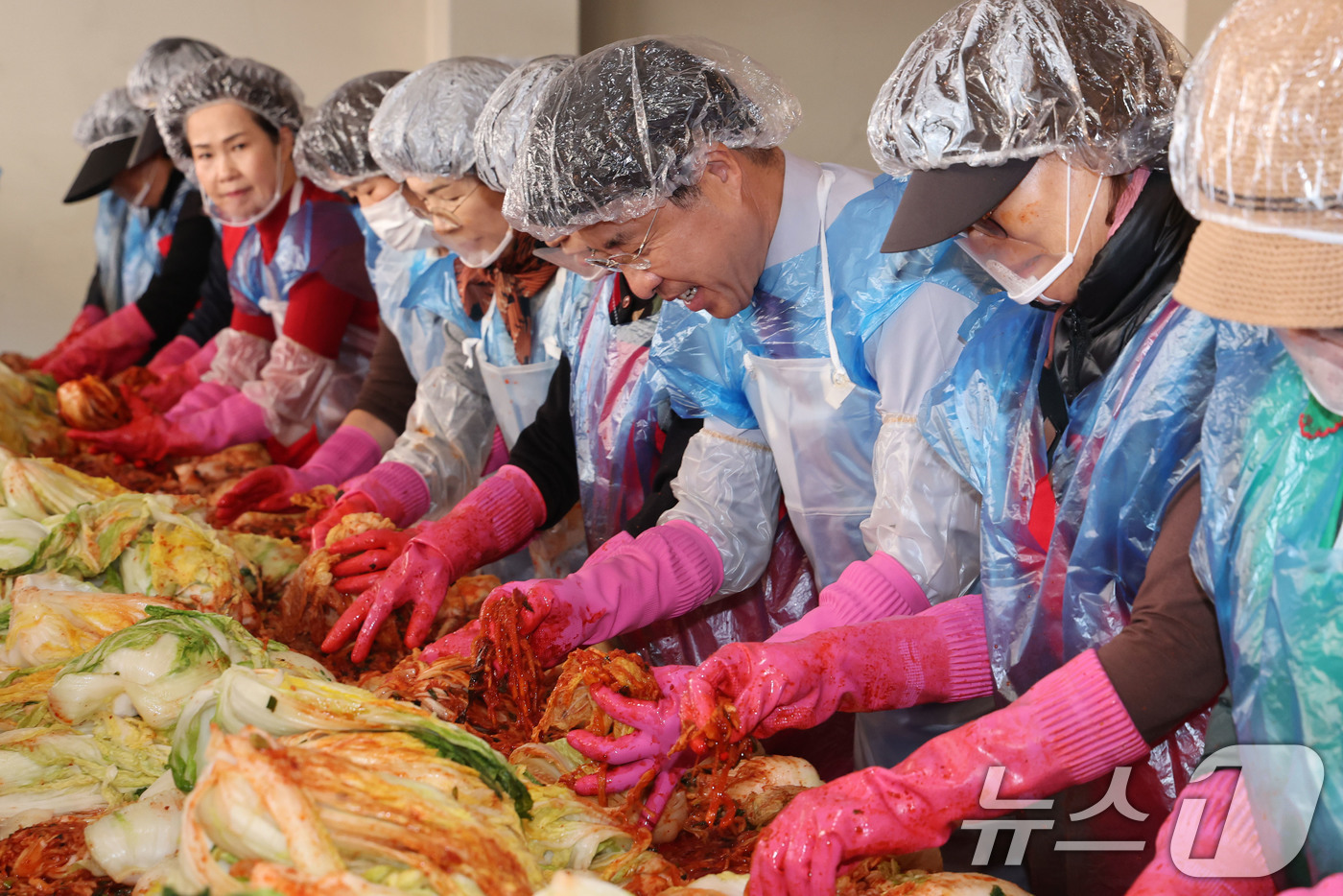 (서울=뉴스1) 이광호 기자 = 서강석 송파구청장이 6일 오전 서울 송파구 마천2동주민센터에서 열린 '사랑의 김장 나누기' 행사에서 자원봉사자들과 함께 김치를 담그고 있다.이날 담 …