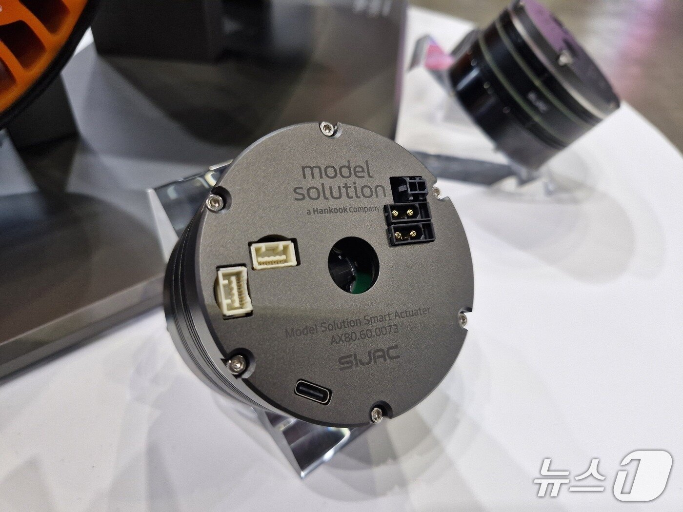 본문 이미지 - 5일 일산 킨텍스에서 열린 로보월드 모델솔루션 부스에 위즈진이 공동개발한 로봇 관절용 초소형 액추에이터가 전시돼 있는 모습. &#40;위즈진 제공&#41;