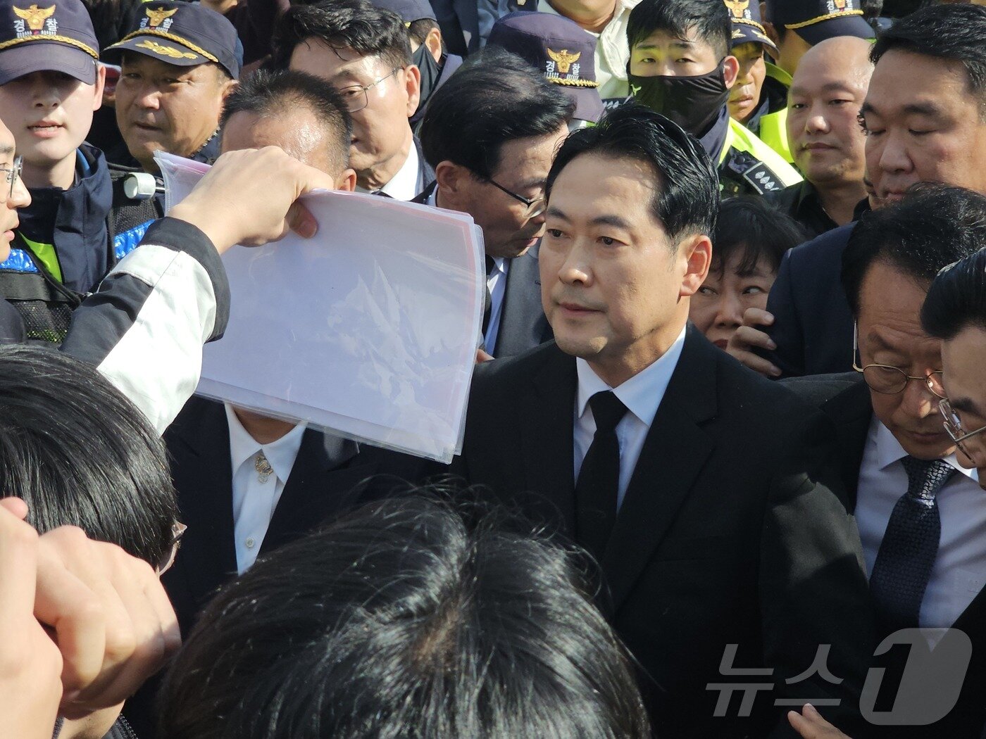 본문 이미지 - 장동혁 국민의힘 대표가 6일 오후 광주 북구 운정동 국립 5·18민주묘지에 입장하던 중 광주 시민들의 거센 항의로 저지당하고 있다. 2025.11.6/뉴스1 ⓒ News1 서충섭 기자
