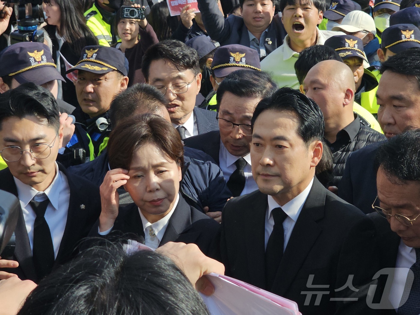 (광주=뉴스1) 서충섭 기자 = 장동혁 국민의힘 대표와  양향자 최고위원이 6일 오후 광주 북구 운정동 5·18민주묘지를 참배하려다 저지당하고 있다. 2025.11.6/뉴스1