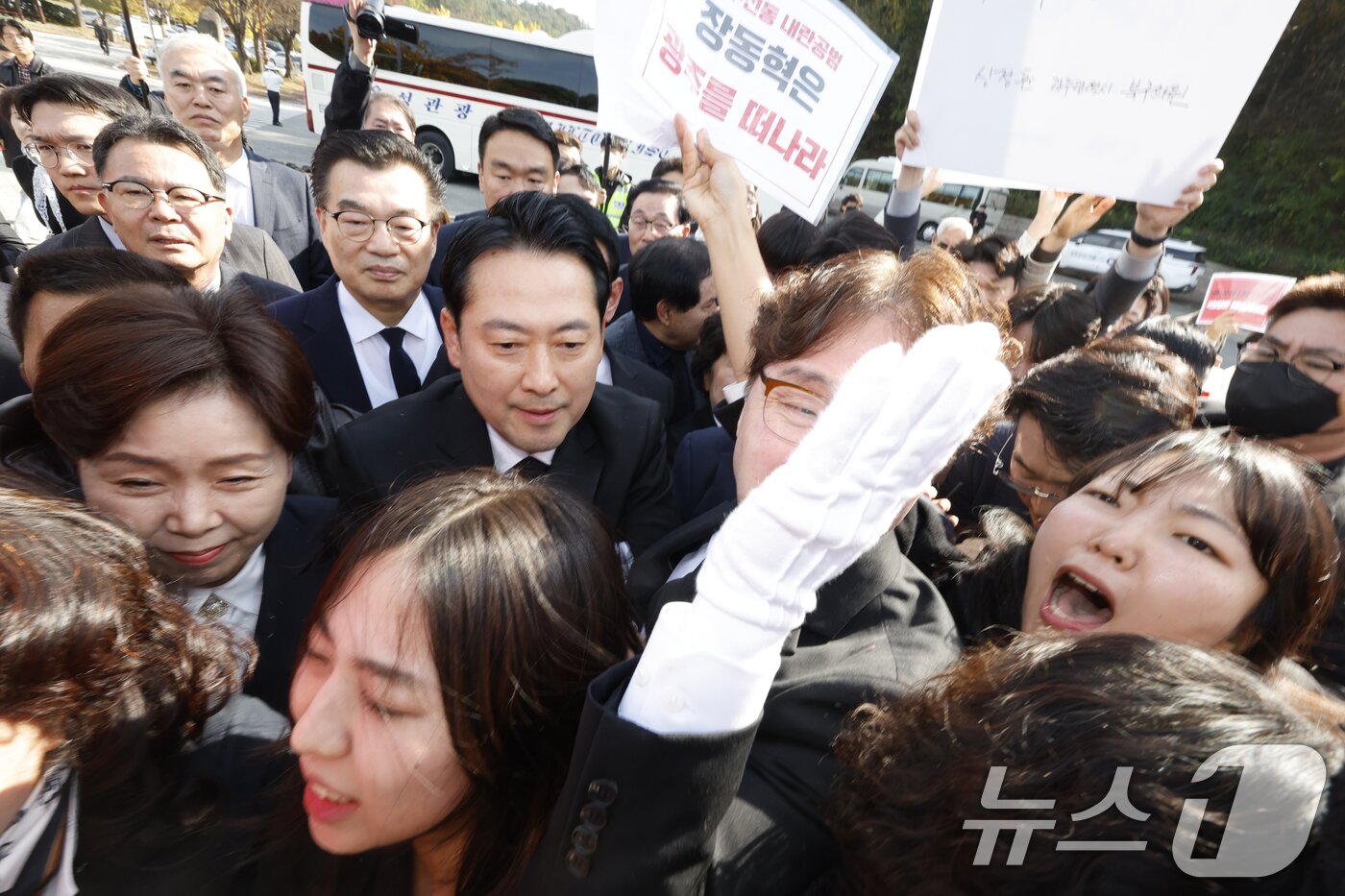 본문 이미지 - 장동혁 국민의힘 대표가 6일 광주를 찾아 국립 5·18민주묘지를 참배하기 위해 들어서자 광주전남촛불행동 회원들이 몸싸움을 하며 막아서고 있다. 2025.11.6/뉴스1 ⓒ News1 김태성 기자