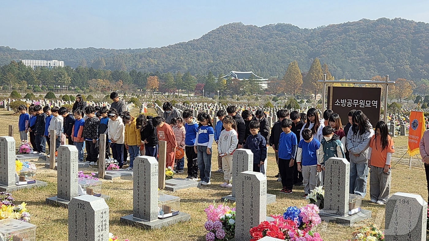 (대전=뉴스1) 이동원 기자 = 대전소방본부(본부장 김문용)는 6일 오전 한국119청소년단 대전지부 소속 초등학생 단원과 지도교사, 소방공무원 등 80여 명이 국립대전현충원을 방문 …