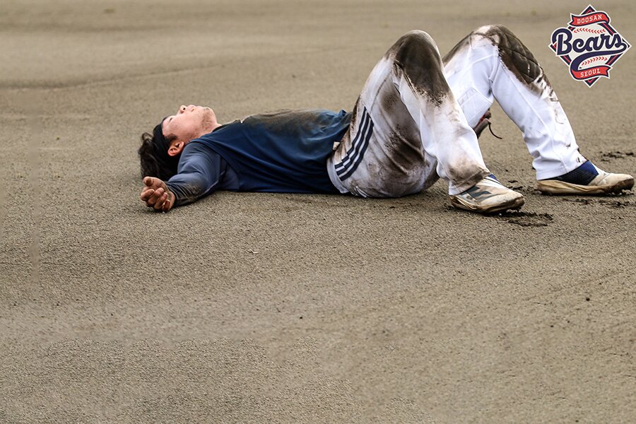 본문 이미지 - 펑고 훈련을 진행 중인 두산 선수들.(두산 베어스 제공)