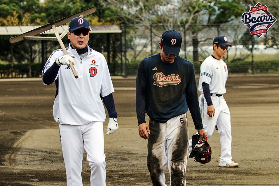 본문 이미지 - 펑고 훈련을 진행한 홍원기 수석코치(왼쪽). (두산 베어스 제공)