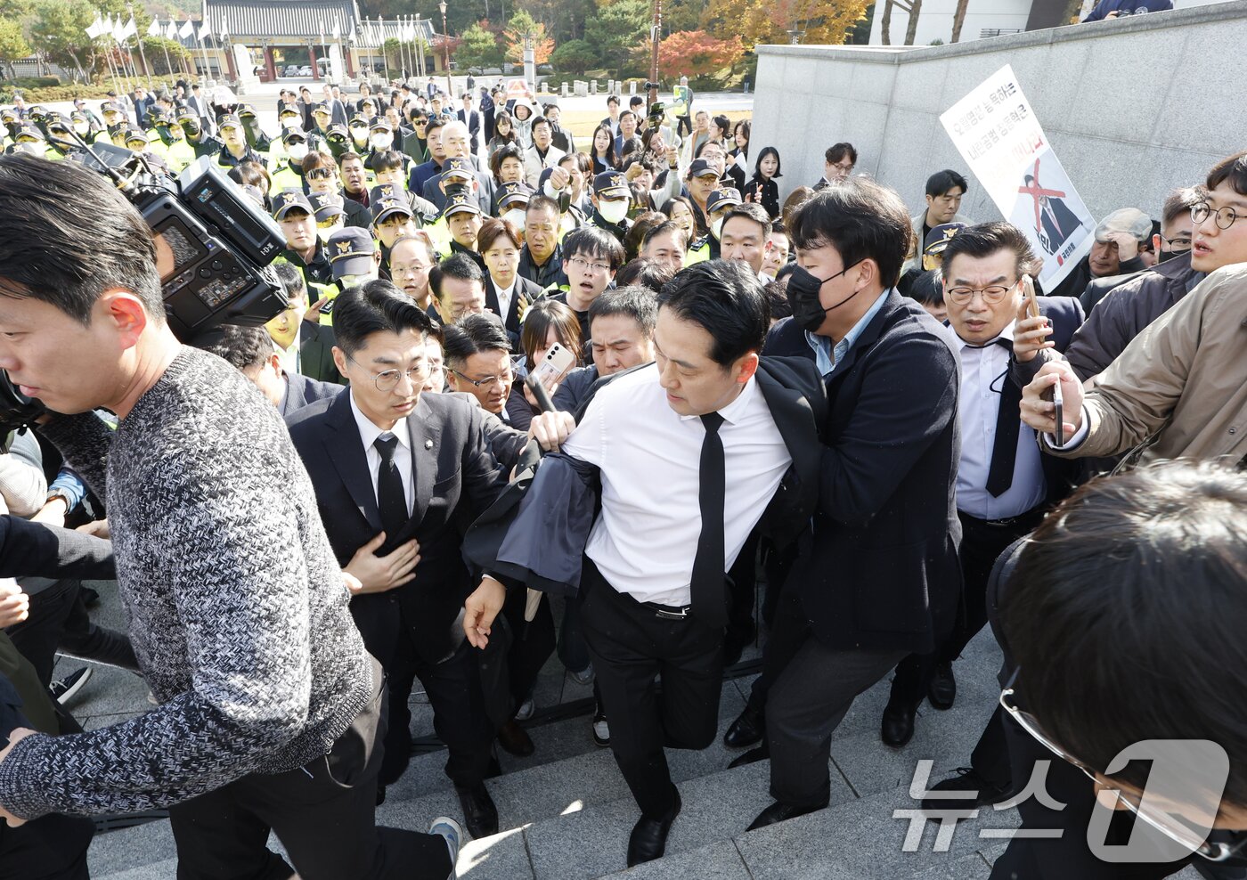 본문 이미지 - 장동혁 국민의힘 대표는 6일 광주를 찾아 국립 5·18민주묘지를 참배하기 위해 들어서자 광주전남촛불행동 회원들이 몸싸움을 하며 막아서고 있다. ⓒ News1 김태성 기자