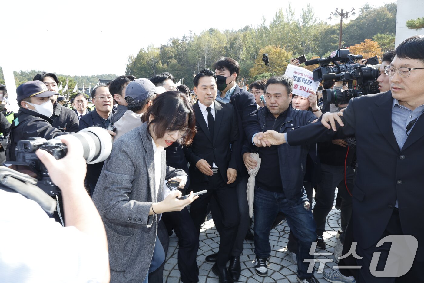 본문 이미지 - 장동혁 국민의힘 대표가 6일 광주를 찾아 국립 5·18민주묘지를 참배하기 위해 들어서자 광주전남촛불행동 회원들이 몸싸움을 하며 막아서고 있다. 2025.11.6/뉴스1 ⓒ News1 김태성 기자