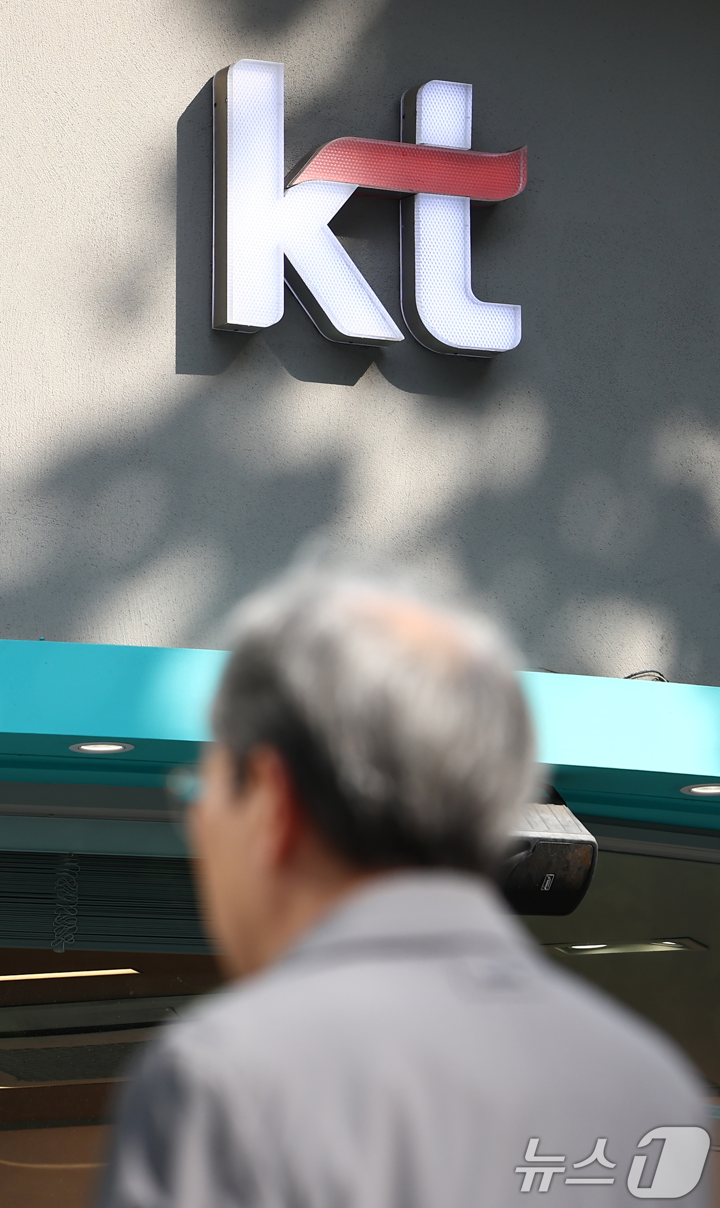 (서울=뉴스1) 김민지 기자 = 과학기술정보통신부 민관합동조사단이 6일 무단 소액결제와 관련한 KT 침해 사고 중간 조사 결과를 발표했다.조사단에 따르면 KT가 지난해 3월~7월 …