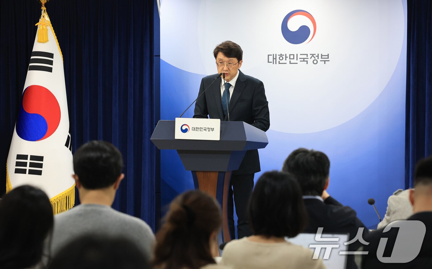 본문 이미지 - 최우혁 과학기술정보통신부 네트워크정책실장이 6일 서울 종로구 정부서울청사에서 KT 침해사고 중간조사 결과를 발표하고 있다. 2025.11.6/뉴스1 ⓒ News1 임세영 기자