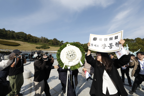 장동혁 '5·18묘지 참배 방해' 시민단체 회원 집시법 위반 수사