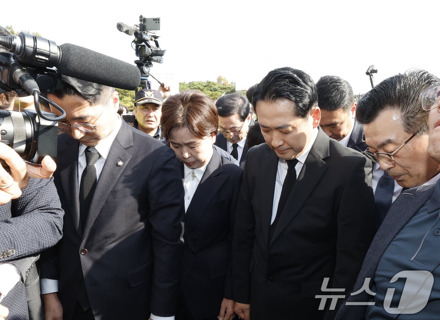 본문 이미지 - 장동혁 국민의힘 대표가 6일 광주 국립 5·18민주묘지를 막아서는 광주전남촛불행동 회원들에게 둘러쌓여 참배는 못하고 간단히 묵념을 올리고 있다. 2025.11.6/뉴스1 ⓒ News1 김태성 기자