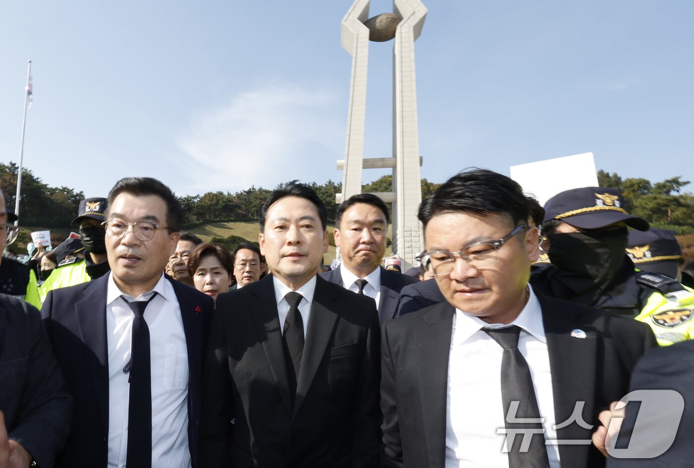본문 이미지 - 장동혁 국민의힘 대표가 6일 광주 국립 5·18민주묘지를 막아서는 광주전남촛불행동 회원들에게 둘러쌓여 참배를 돌아서고 있다. 2025.11.6/뉴스1 ⓒ News1 김태성 기자