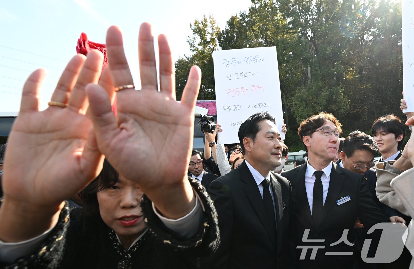본문 이미지 - 장동혁 국민의힘 대표가 6일 광주를 찾아 국립 5·18민주묘지를 참배하기 위해 들어서자 광주전남촛불행동 회원들이 몸싸움을 하며 막아서고 있다. 2025.11.6/뉴스1 ⓒ News1 김태성 기자
