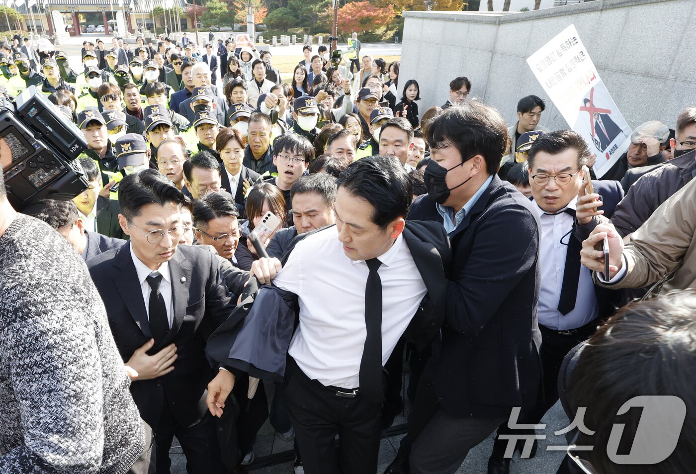 본문 이미지 - 장동혁 국민의힘 대표가 6일 광주를 찾아 국립 5·18민주묘지를 참배하기 위해 들어서자 광주전남촛불행동 회원들이 몸싸움을 하며 막아서고 있다. 2025.11.6/뉴스1 ⓒ News1 김태성 기자