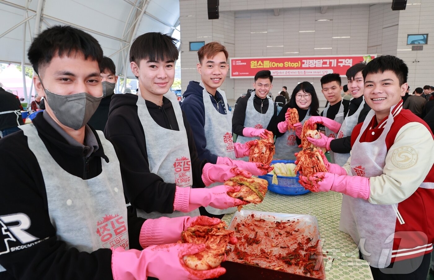 본문 이미지 - 6일 개막한 충북 괴산김장축제에서 외국인 관람객이 김장체험을 하고 있다.&#40;괴산군 제공&#41;.2025.11.06//뉴스1 ⓒ News1 이성기 기자