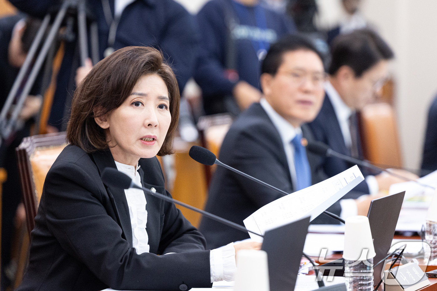 (서울=뉴스1) 이승배 기자 = 6일 서울 여의도 국회에서 열린 법제사법위원회 제429회국회(정기회) 제12차 전체회의에서 나경원 국민의힘 의원이 의사진행 발언권을 신청하고 있다. …