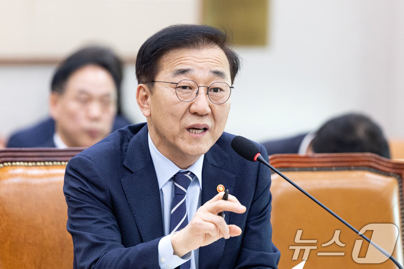 본문 이미지 - 김윤덕 국토교통부 장관이 6일 서울 여의도 국회에서 열린 법제사법위원회 제429회국회(정기회) 제12차 전체회의에서 의원 질의에 답변하고 있다. 2025.11.6/뉴스1 ⓒ News1 이승배 기자