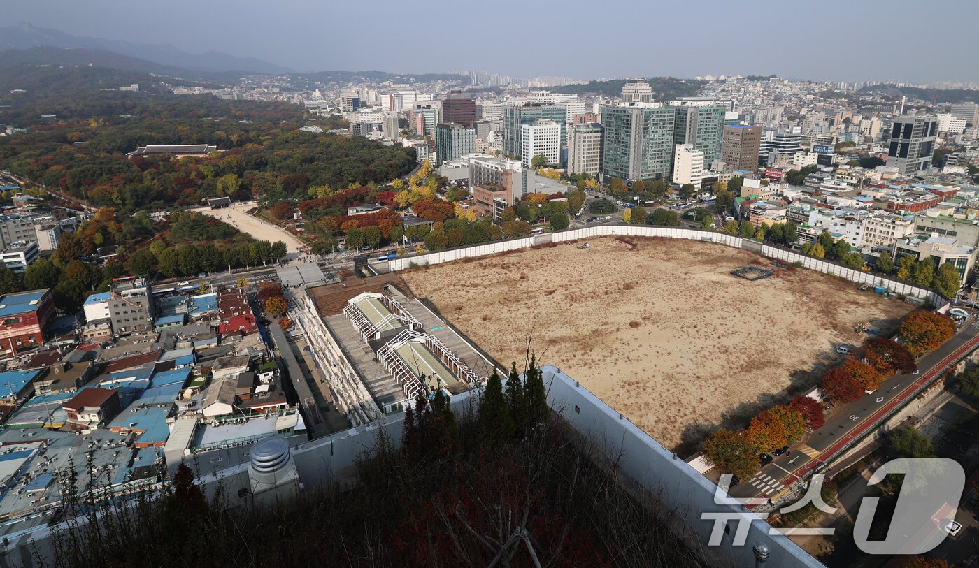본문 이미지 - 서울시가 국가유산청과 협의 없이 문화유산 인근 건설공사를 규제하는 조례 조항을 삭제한 것은 위법하지 않다는 대법원 판단이 지난 6일 나왔다. 사진은 이날 오후 서울 종로구 종묘와 세운 4구역 재개발 공사 현장 모습.  2025.11.6/뉴스1 ⓒ News1 오대일 기자