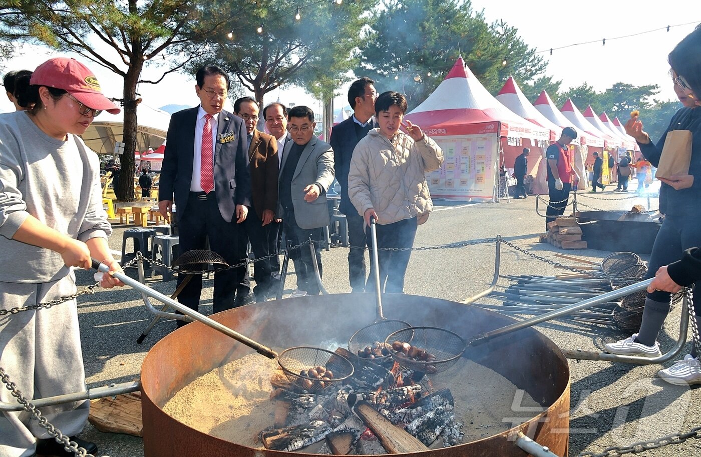 본문 이미지 - 6일 개막한 충북 괴산김장축제에서 관람객이 군밤 구워먹기 체험을 하고 있다.&#40;괴산군 제공&#41;.2025.11.06//뉴스1 ⓒ News1 이성기 기자