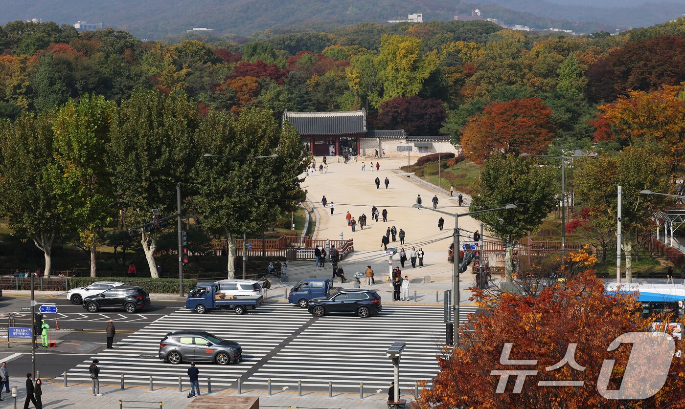 본문 이미지 - 서울시가 국가유산청과 협의 없이 문화유산 인근 건설공사를 규제하는 조례 조항을 삭제한 것은 위법하지 않다는 대법원 판단이 지난 6일 나왔다. 사진은 이날 오후 서울 종로구 종묘의 모습. 2025.11.6/뉴스1 ⓒ News1 오대일 기자