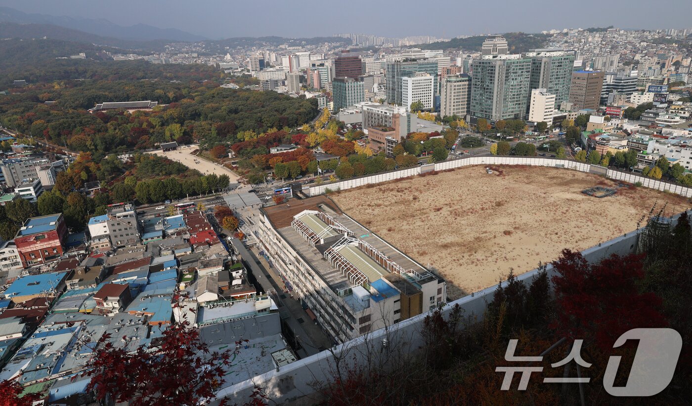본문 이미지 - 서울시가 국가유산청과 협의 없이 문화유산 인근 건설공사를 규제하는 조례 조항을 삭제한 것은 위법하지 않다는 대법원 판단이 지난 6일 나왔다. 사진은 이날 오후 서울 종로구 종묘와 세운 4구역 재개발 공사 현장 모습. 2025.11.6/뉴스1 ⓒ News1 오대일 기자