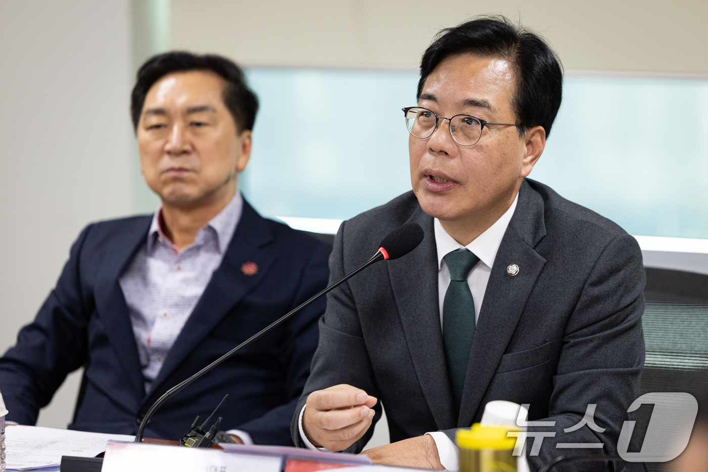 (서울=뉴스1) 유승관 기자 = 송언석 국민의힘 원내대표가 6일 서울 여의도 국회 의원회관에서 열린 시민사회와 언론의 역할 토론회에 참석해 축사를 하고 있다. 2025.11.6/뉴 …