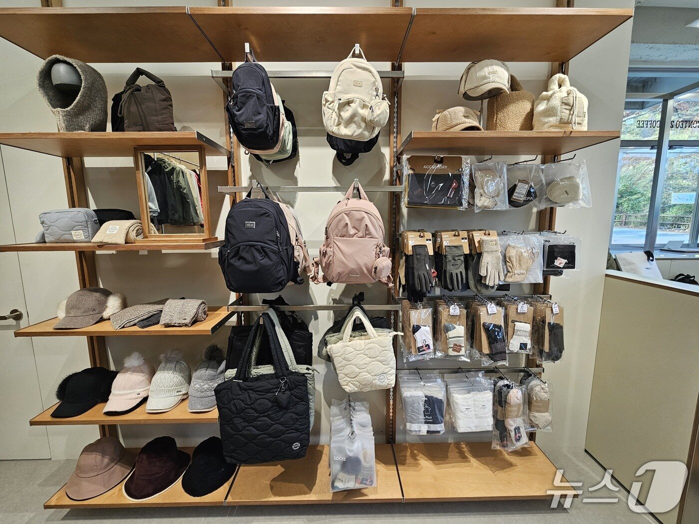 본문 이미지 - 네파 청계산 스토어 내부 모습.ⓒ 뉴스1/김진희 기자.