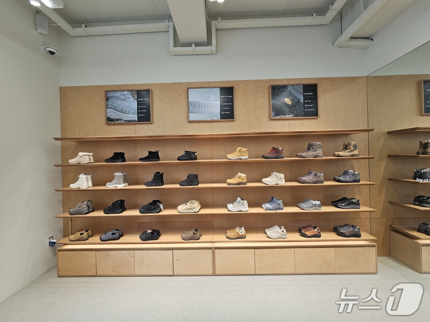 본문 이미지 - 네파 청계산 스토어 내부 모습.ⓒ 뉴스1/김진희 기자.