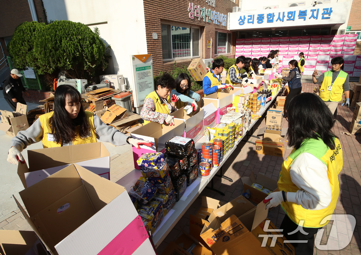 (부산=뉴스1) 윤일지 기자 = 6일 오후 부산 영도구 상리종합사회복지관에서 부산혁신도시 이전공공기관 직원들이 '희망상자 만들기' 봉사활동을 하고 있다.부산시와 사회복지공동모금회, …