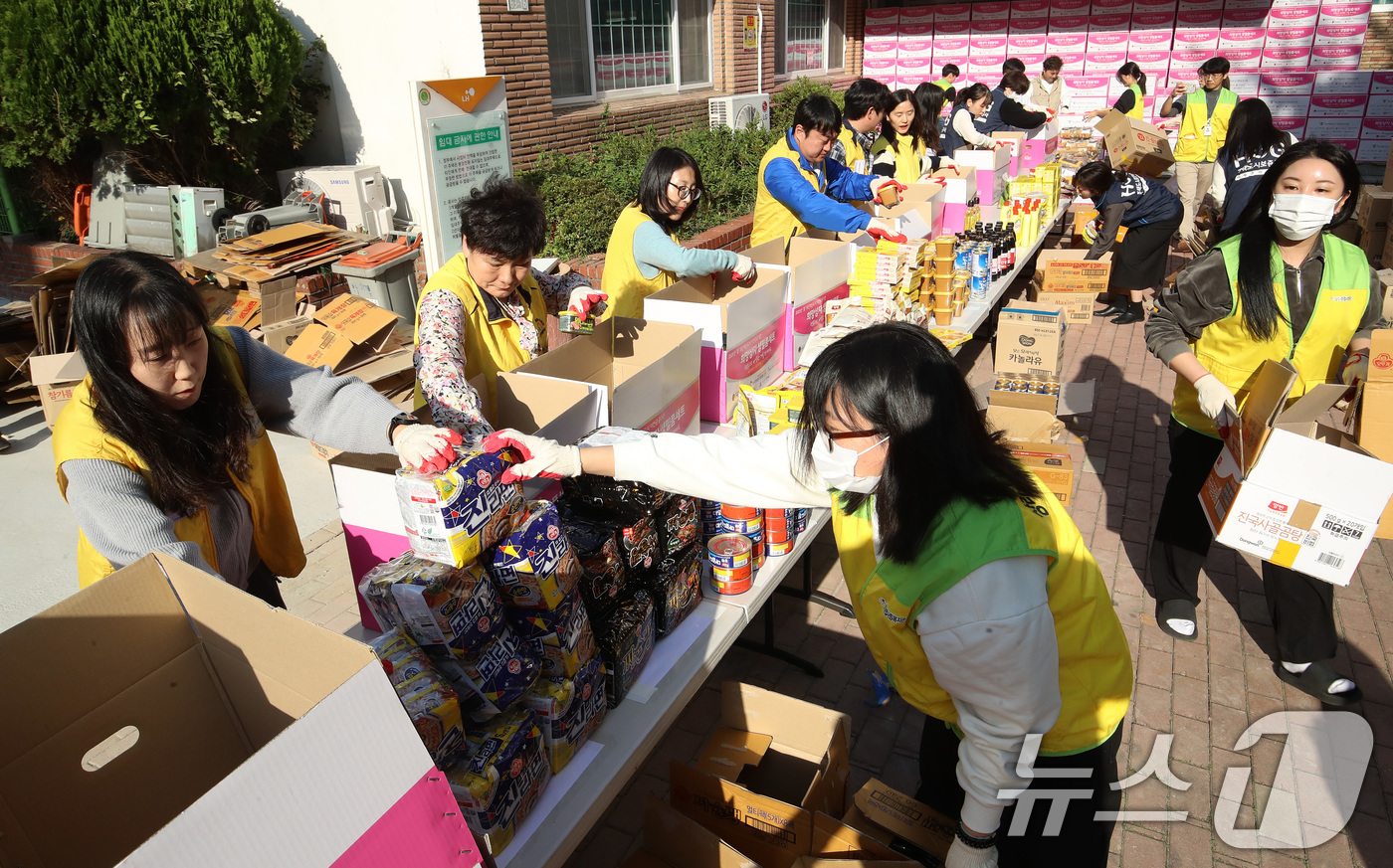 (부산=뉴스1) 윤일지 기자 = 6일 오후 부산 영도구 상리종합사회복지관에서 부산혁신도시 이전공공기관 직원들이 '희망상자 만들기' 봉사활동을 하고 있다.부산시와 사회복지공동모금회, …