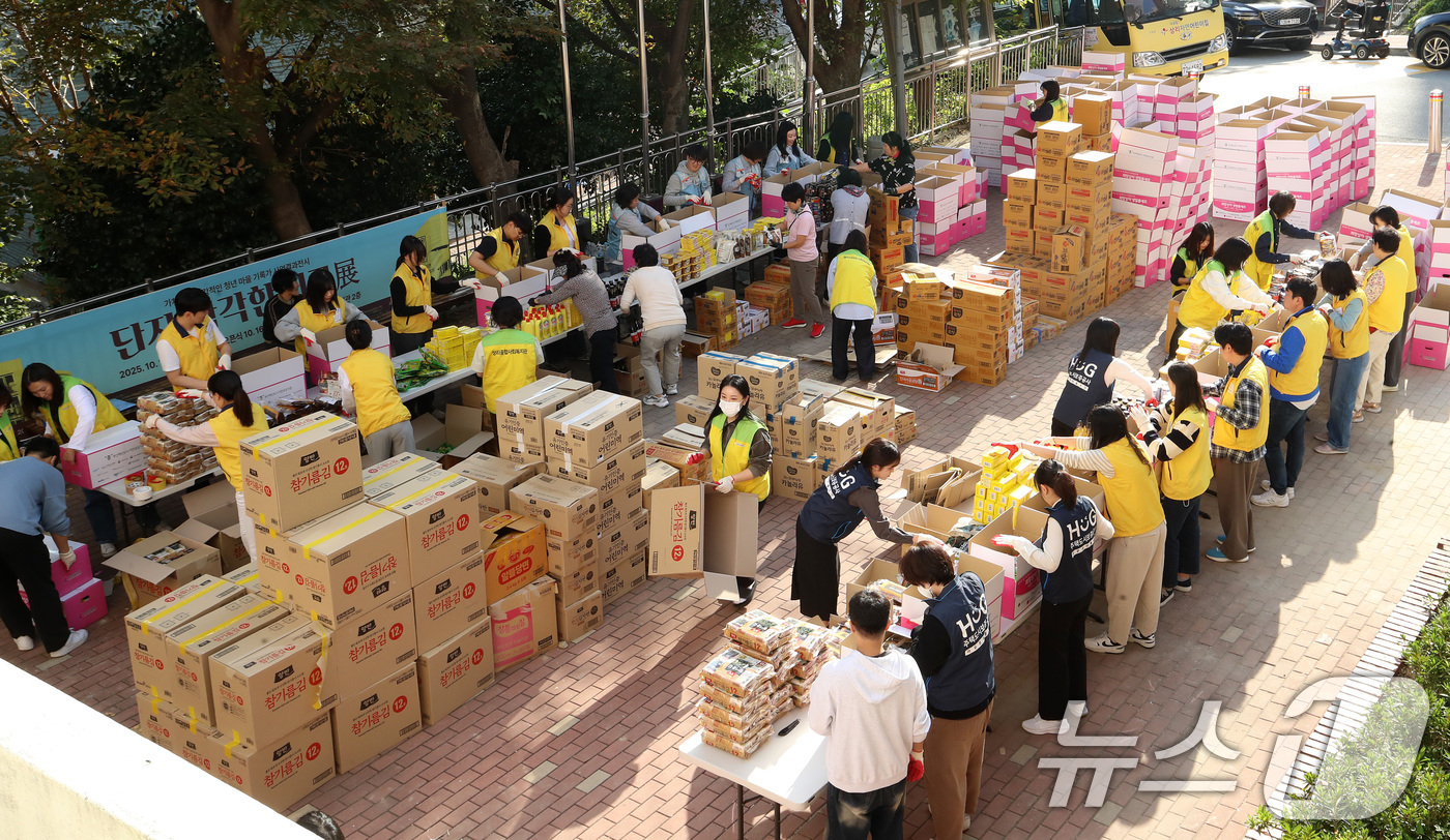 (부산=뉴스1) 윤일지 기자 = 6일 오후 부산 영도구 상리종합사회복지관에서 부산혁신도시 이전공공기관 직원들이 '희망상자 만들기' 봉사활동을 하고 있다.부산시와 사회복지공동모금회, …