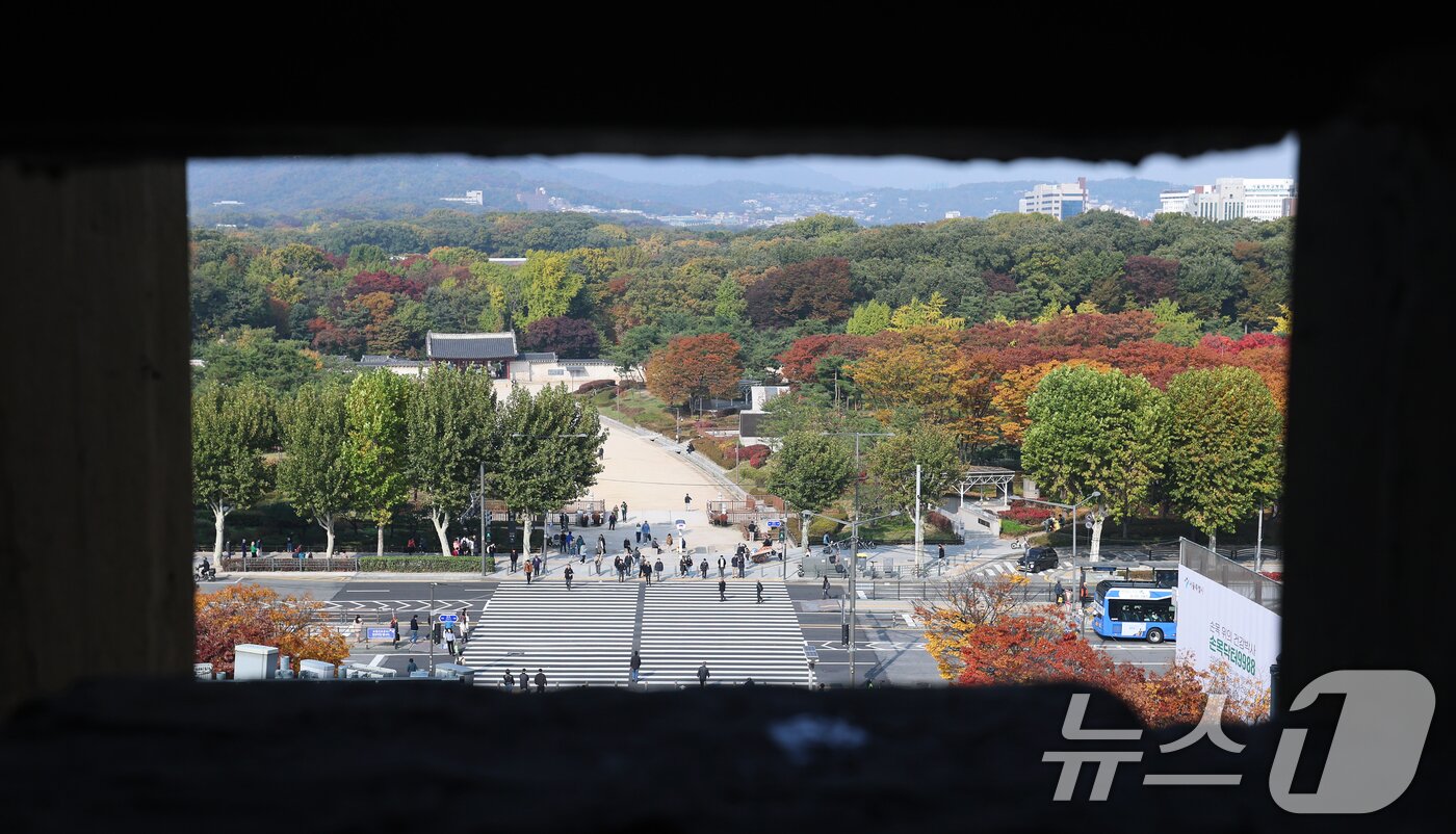 본문 이미지 - 서울시가 국가유산청과 협의 없이 문화유산 인근 건설공사를 규제하는 조례 조항을 삭제한 것은 위법하지 않다는 대법원 판단이 6일 나왔다. 이번 판결로 서울시가 지난달 30일 고시한 유네스코 세계문화유산 종묘 앞 세운 4구역 재개발 계획도 탄력을 받을 전망이다. 서울시는 세운 4구역의 건물 최고 높이를 기존 71.9m에서 141.9m로 상향 조정했다. 사진은 이날 오후 서울 종로구 종묘 모습. 2025.11.6/뉴스1 ⓒ News1 오대일 기자